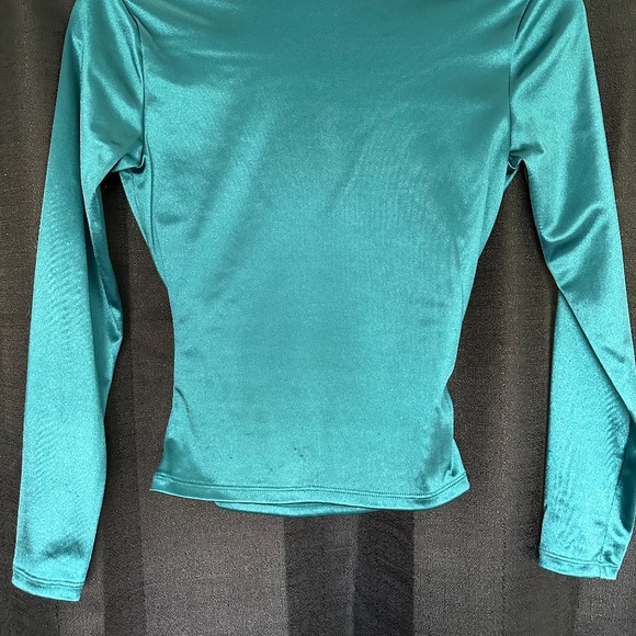 Small Shiny Longsleeve Blouse - Picture 2 of 2